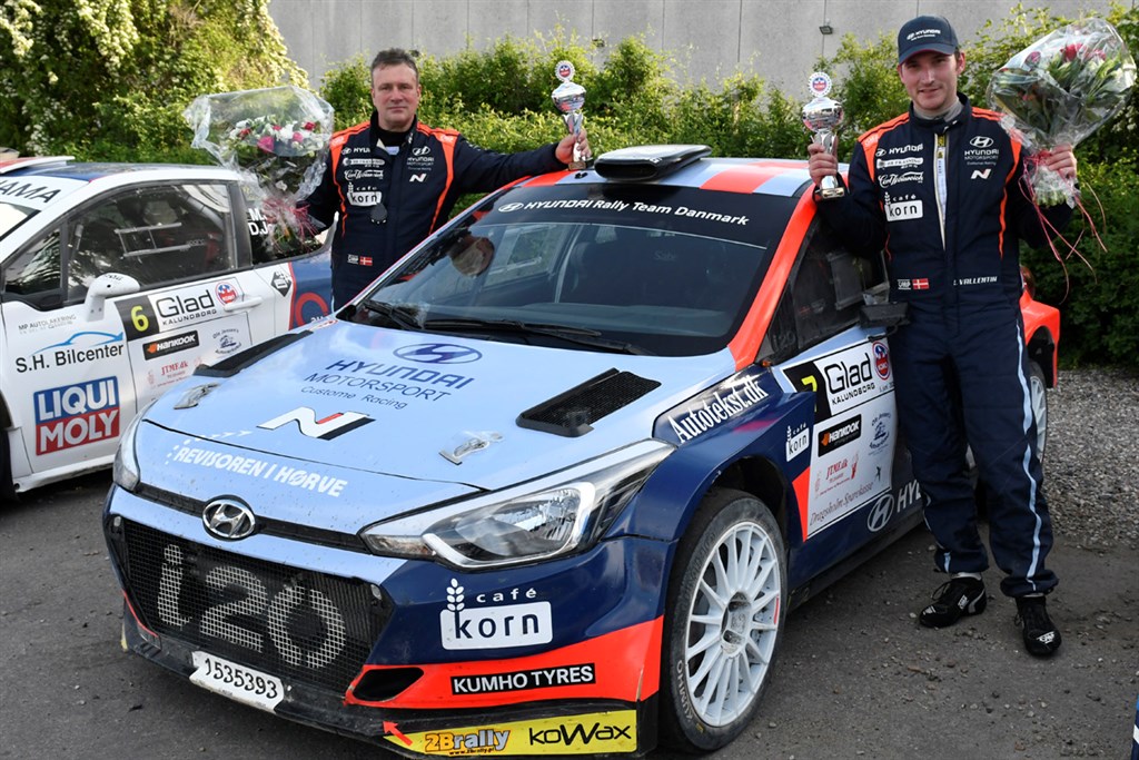 Glade og tilfredse efter hektiske sekunddueller i Vestsjælland: Simon Vallentin og Peter Egholm med deres Hyundai i20 R5 efter den samlede tredjeplads i Glad Rally Kalundborg.
(Foto: specialpressen@gmail.com)
